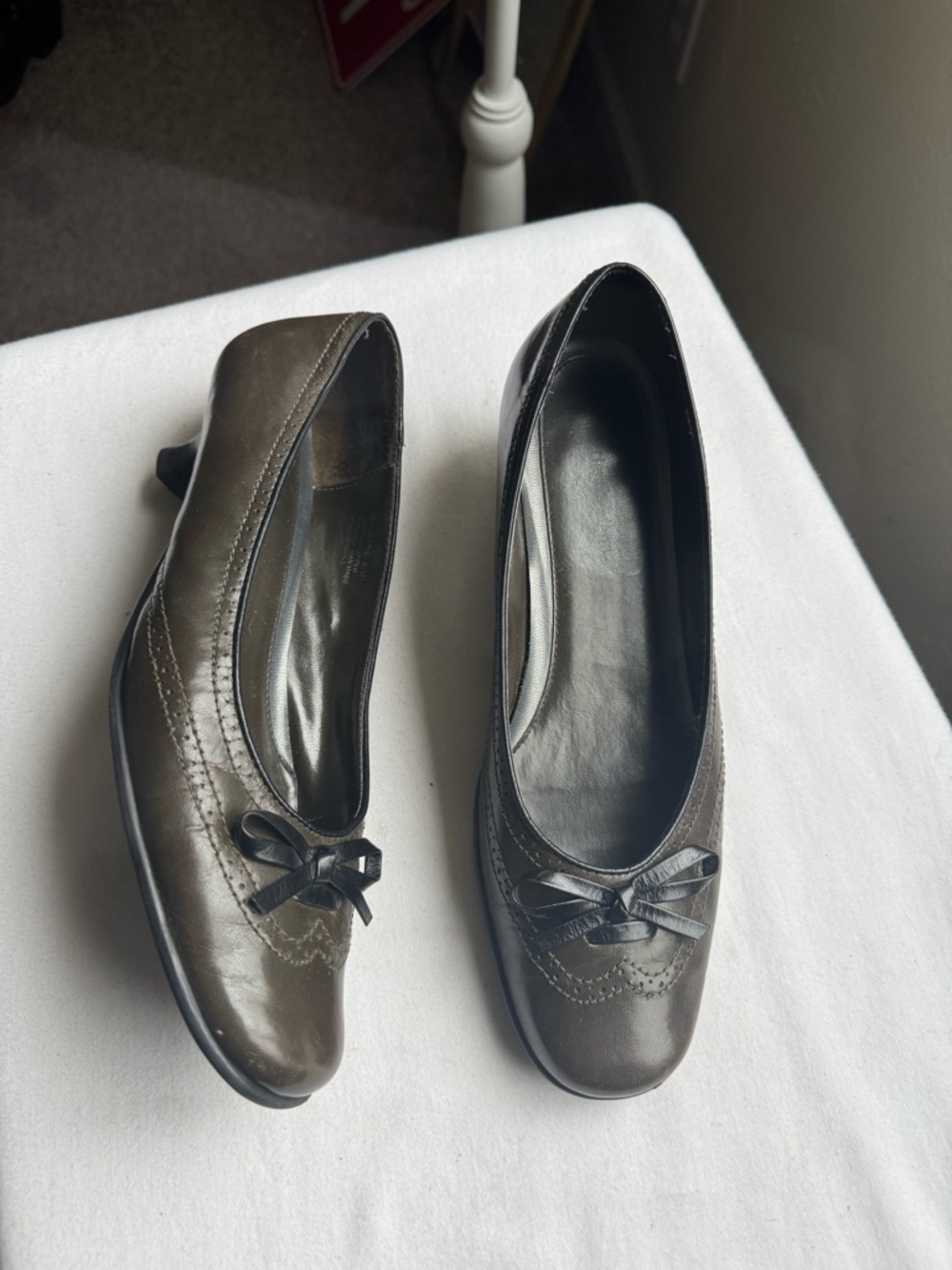 Y2K Aigner Dark Green Leather Kitten Heel Pumps and a decorative broguing 8.5